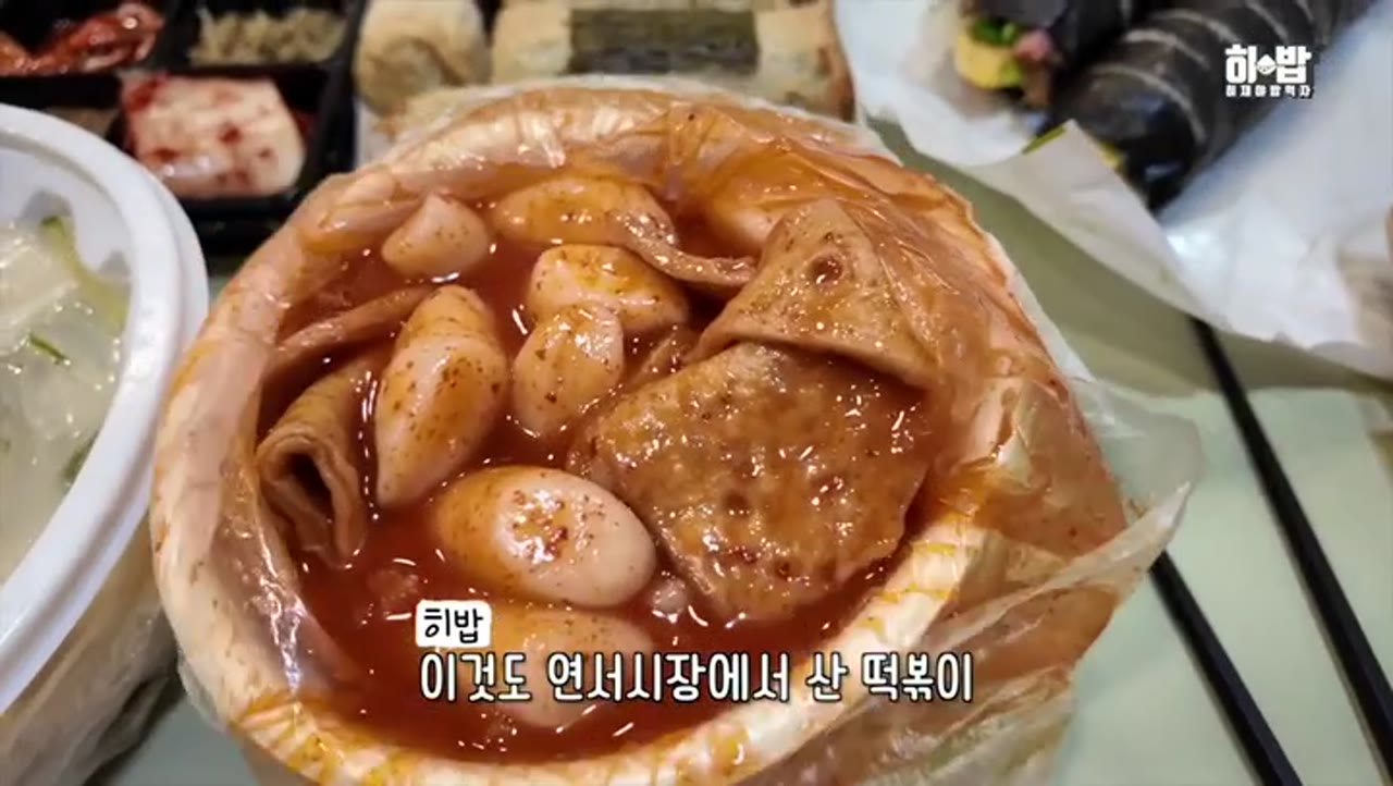 집에서 하루종일 먹방: 시장 떡볶이부터 에그마요 피자까지, 실제로 뭘 얼마나 먹었나